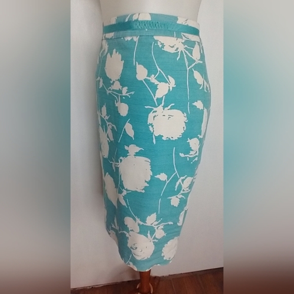 EGGSHELL BLUE AND WHITE FLORAL PENCIL SKIRT - Picture 5 of 6